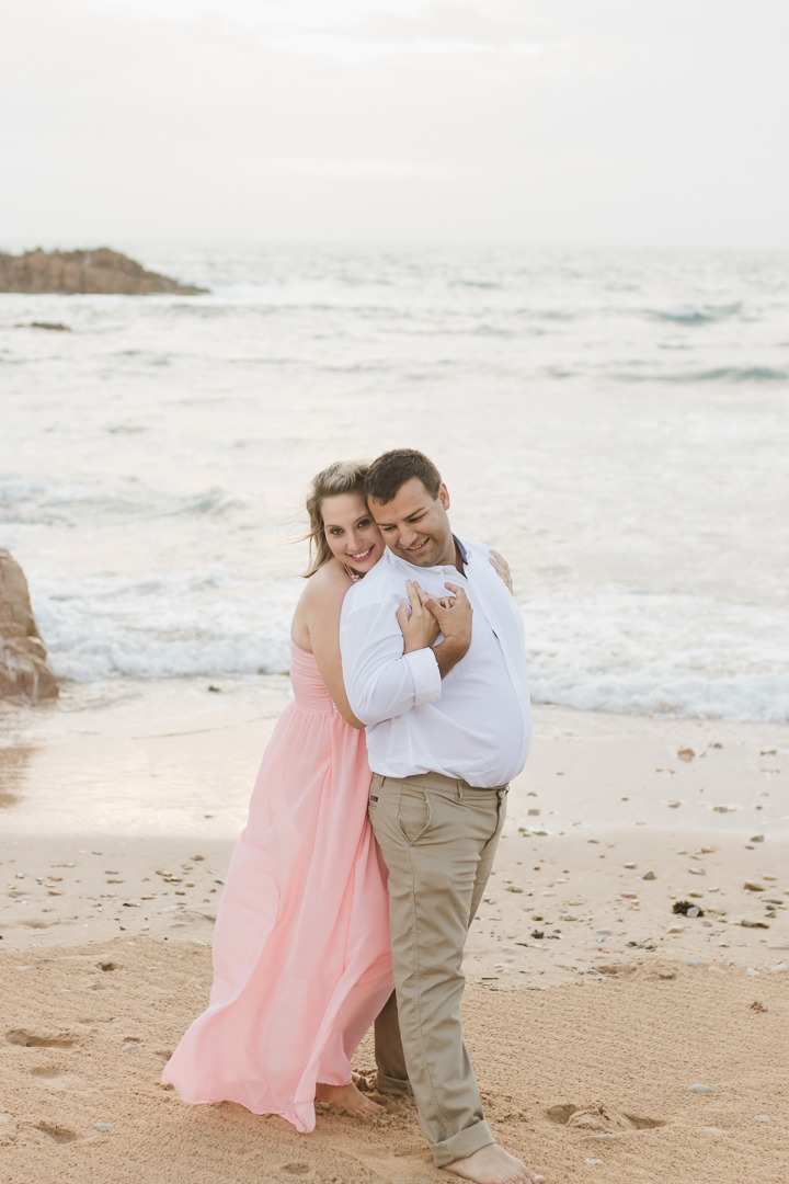 Garden route newborn photographer moi du toi shares 3 tips on how to prepare for your maternity photo session. Sweet couple snuggling together at Buffelsbaai beach during a maternity photoshoot.